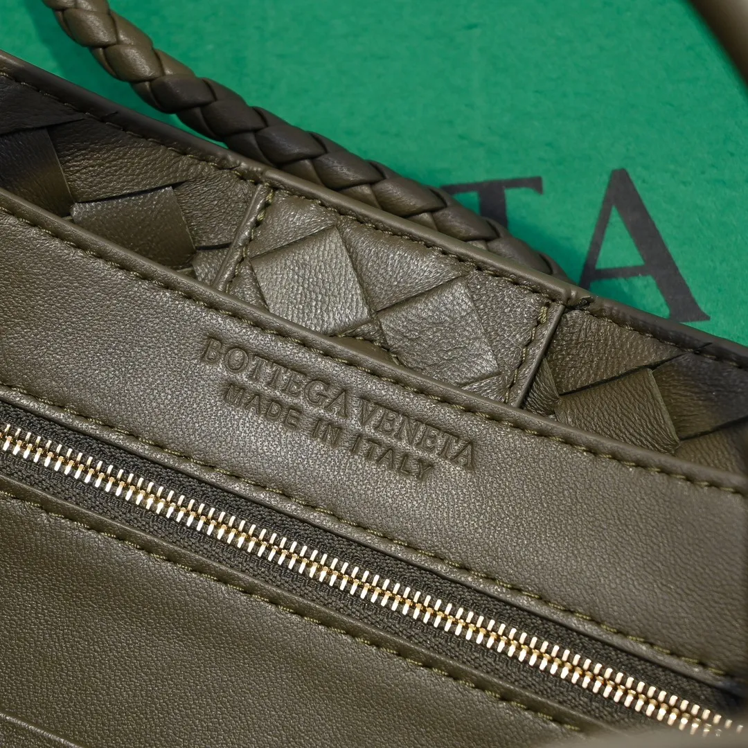 Batch 1860 B's 2023 spring and summer new model continues the brand's woven style with detailed metal knot switch buckles. This time, the shoulder straps are also made into tube weaves, showing different craftsmanship. The carrying method is versatile to create more different looks. Intrecciato woven leather small handbag, equipped with sliding crossbody strap. Internal compartments, including 1 zipper pocket and 2 open pockets with magnetic buckle closure. Size: 25*20*10cm, model: 7463#